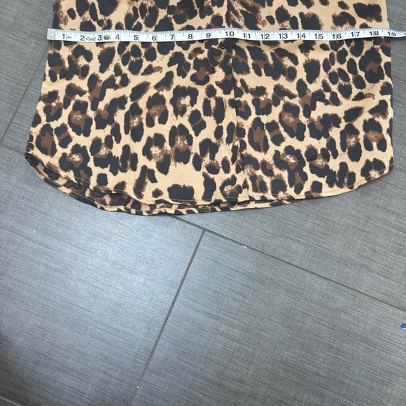 *** Impeccable Vintage Condition. Leopard Print Top with Spread Pointed Collar - Picture 9 of 9